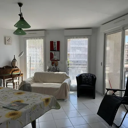 Climatise En Centre-ville De - Fr-1-100-356 * Cavalaire-sur-Mer